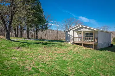 Image de Charming cottage on 6 acres with private hot tub, cozy deck & firepit