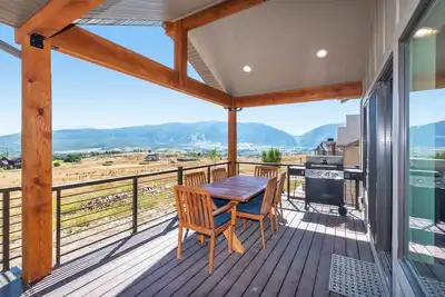 Image de Large home near Powder Mountain - private hot tub, amazing views, fireplaces