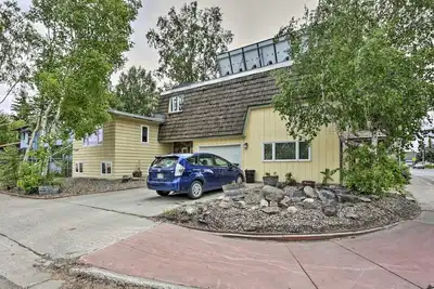 Image de Vibrant downtown home with fireplaces, full kitchen & smart TVs