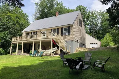 Image de Quiet and private lake front home with hot tub