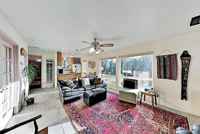 Image de Mountain-view vineyard cottage with private hot tub, dining deck