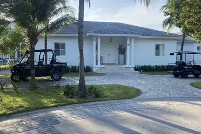 Image de Private Island Home with over 130’ of dockage