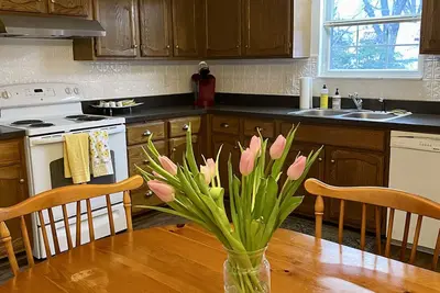 Image de Charlie West House — Cozy, spacious, Free Wifi & laundry, walk to Camc & Uc