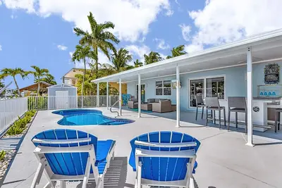 Image de Waterfront home with private heated pool, dock, canal views, grill, pool spa, Ac