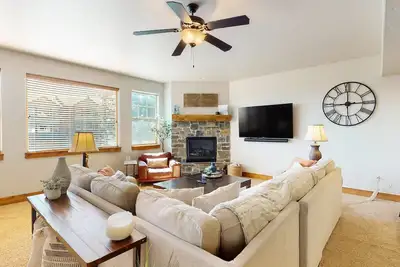 Image de Tranquil condo near shopping with private hot tub, mountain view, deck, & W/D