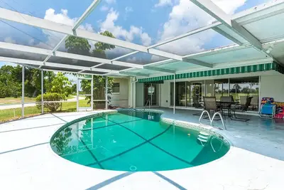 Image de 4 bedrooms sleep 8 private heated pool on golf course 4 mil to the beach