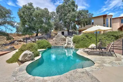 Image de Temecula Luxury Redefined: 5-Acre Hacienda with Imported Décor, Pool & Serene Views