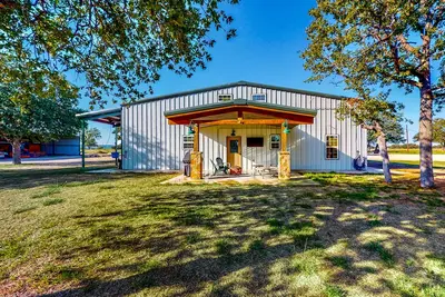 Image de Ranch Lodge on 100+ Acres with Exotic Wildlife, Fishing Ponds & Game Room