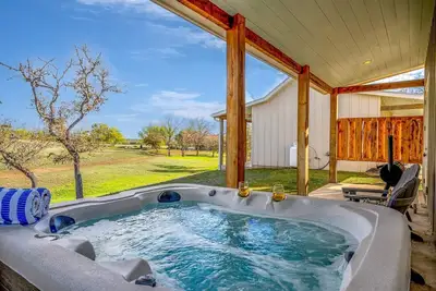 Image de Sunflower Cottage with hot tub, sleeps 4!