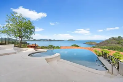 Image de Stylish Villa with Brand-New Furniture, Panoramic Ocean Views, and Infinity Swimming Pool & Hot Tub