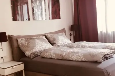 Image de Red Flower Apartment with Pool - 5 min to Lake