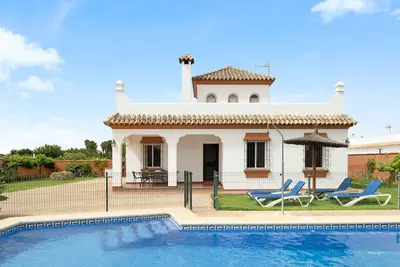 Image de Maison de vacances 'Villa Juani Sólo Familias' avec piscine privée, terrasse privée et jardin privé