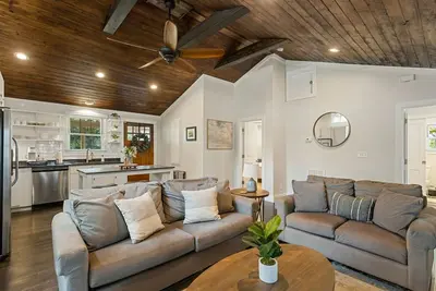 Image de Greenwood Cottage | Hot Tub + Close to Downtown | 2 Bed, 2 Bath