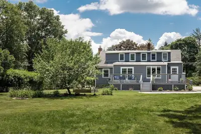 Image de Recently updated, comfortable home with large yard, enjoy the North Shore!