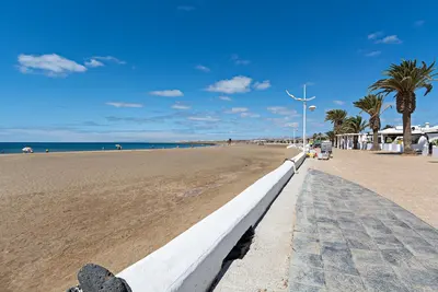 Image de 2br Terrace Home - 10 min walk to the Beach