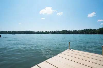 Image de Beautiful Lake Home with large private frontage on crystal clear spring-fed lake