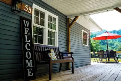 Image de *The Decked out Den*