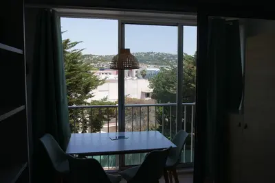 Image de Joli studio avec vue Mont Saint Clair 200m plage, linge de lit inclus pour 2 per