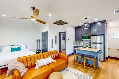 Charming studio with kitchenette, central Ac