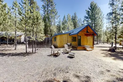 Image de Quiet, secluded cabin among the pines with firepit, great for outdoor adventures