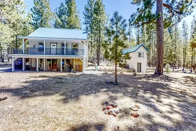 Image de Retreat w/ firepit, enclosed yard, kitchen, & W/D