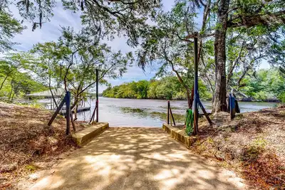 Image de Inviting, dog-friendly homes & bungalow with water views & boat ramp