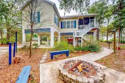Image de Dog-friendly riverfront home with screened porch, firepit, & private dock