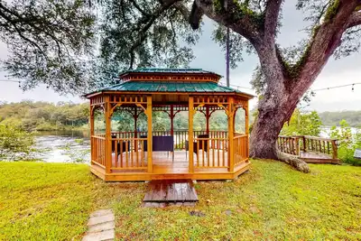 Image de Riverfront home with amazing views, private dock, boat house & boat lift