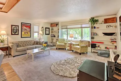 Image de Vibrant downtown home & studio with fireplaces & bikes - walk everywhere