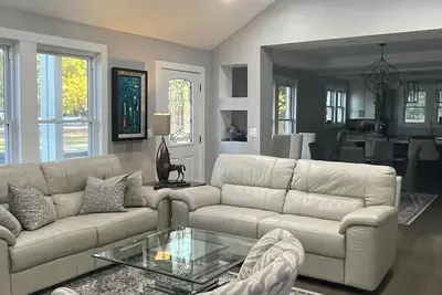 Image de Gorgeous downtown home 1. 5 miles from Bruce's Field, 1 mile to downtown shops