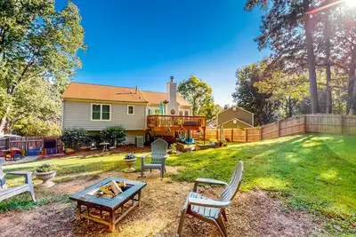 Image de Spacious home with large, dog-friendly fenced yard, firepit, & full kitchen