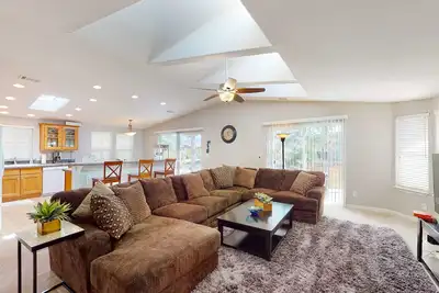 Image de Exclusive getaway with pool, hot tub, W/D, & clubhouse with pool table & gym
