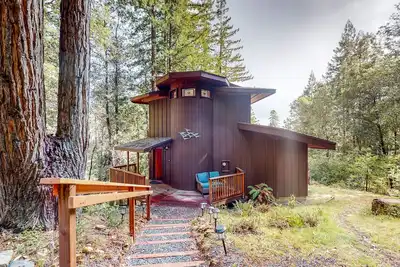 Image de Off-the-grid tower retreat with private hot tub & scenic deck - dog-friendly