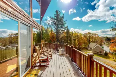 Image de Gorgeous Lake Ashmere Home with Private Hot Tub & Lake Views, Screened Porch