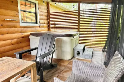 Image de 5 min from Parkway. Cozy cabin!