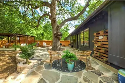 Image de Home Away from Home in South Austin