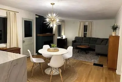 Image de Charming Downtown Two Bedroom