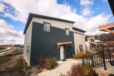 Image de Bluffside Gardens Oak Series 11 Person Cabin Unit 6