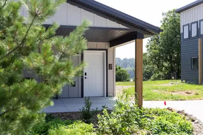 Image de Bluffside Gardens Redbud Series 5b