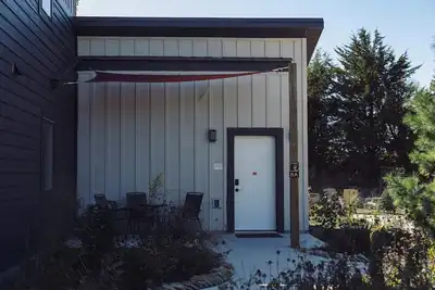 Image de Bluffside Gardens Redbud Series 8a - Pet Friendly