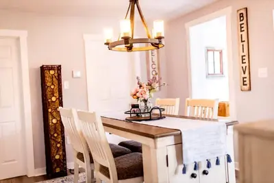 Image de Hollow Hideaway is just the place if you looking to get away and relax.