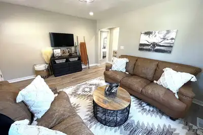 Image de Newly renovated upper floor!