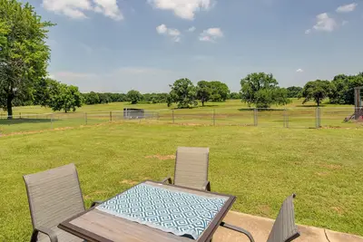 Image de Pet-Friendly Cartwright Home w/ Private Backyard!