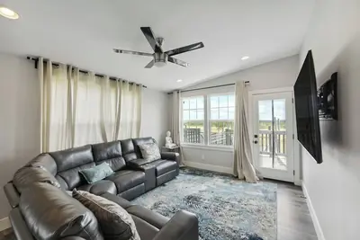 Image de Modern Del Valle Vacation Rental w/ Deck & Views!