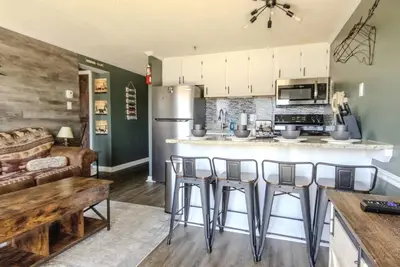 Image de Ml 103: Sleek Retreat | Steps from Slopes with Après-Ski Style