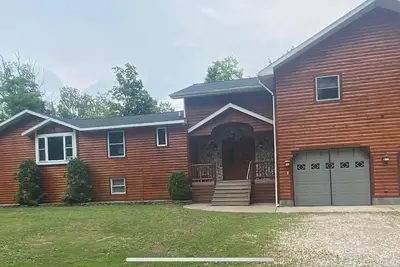 Image de Hickey Creek Retreat Secluded Log Home - 7 miles from Pictured Rocks Lake shore