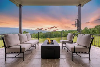 Image de Spacious Mountain Home: King Beds, Hiking, Large Kitchen, Arcade, Peaceful