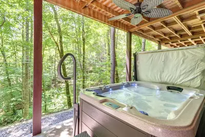 Image de Ellijay Cabin w/ Deck and Hot Tub!