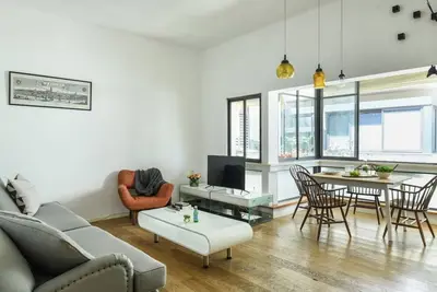 Bright 1br Apt w Parquet Floor in the City