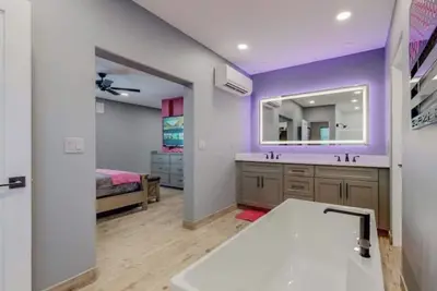 Image de Casita Container w/Hot tub & King Bed